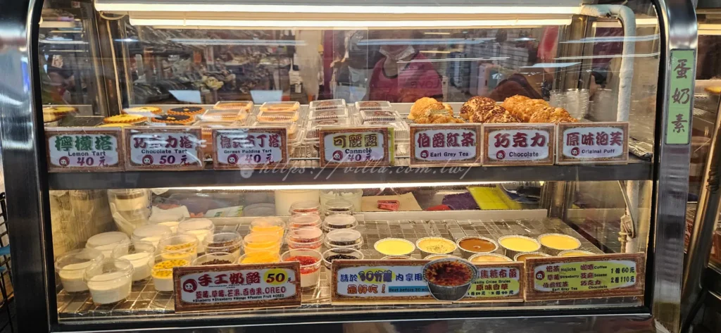 走進三和夜市，隨處可見平價小吃與隱藏版美食。