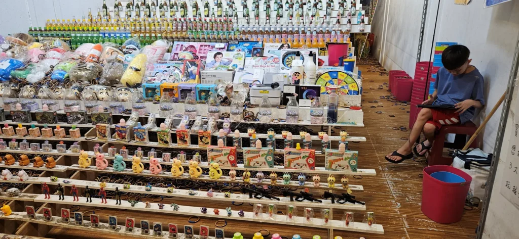 三和夜市這裡有各式遊戲攤位，從套圈圈到打彈珠，熱鬧非凡適合情侶同樂或親子互動。