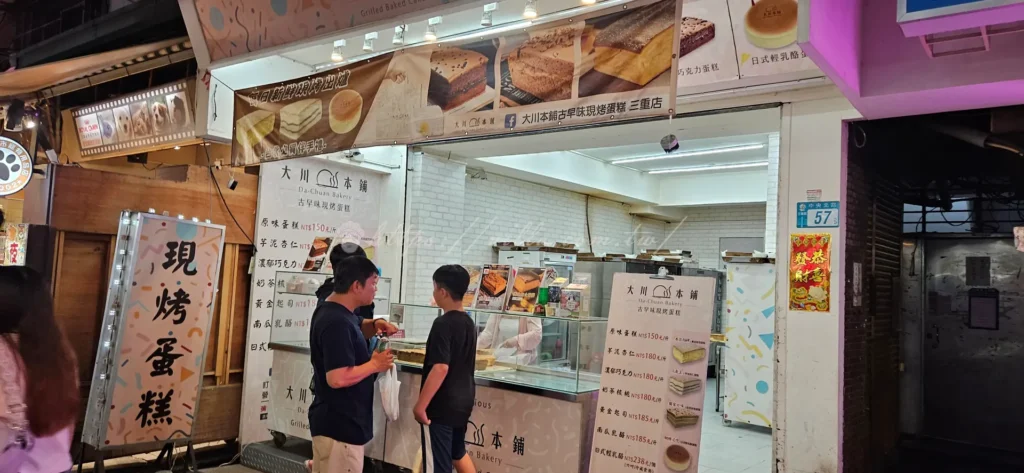 三重三和夜市，白天是傳統市場賣生鮮，晚上轉身成夜市，滿街新舊攤位商品眾多，讓人眼眼花撩亂。