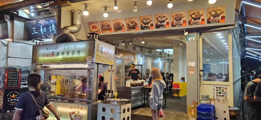 走進三和夜市，隨處可見平價小吃與隱藏版美食，像烤玉米、雞排、東山鴨頭更是夜市人氣美食，夜市必吃的炸物小吃香氣四溢，讓人看得眼花撩亂。