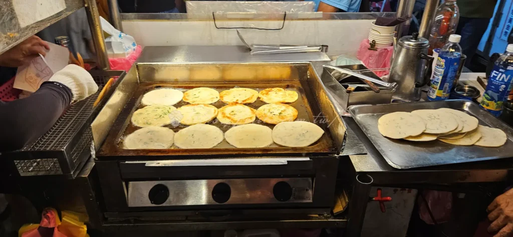 走進三和夜市，隨處可見平價小吃與隱藏版美食，像烤玉米、雞排、東山鴨頭更是夜市人氣美食，夜市必吃的炸物小吃香氣四溢，讓人看得眼花撩亂。