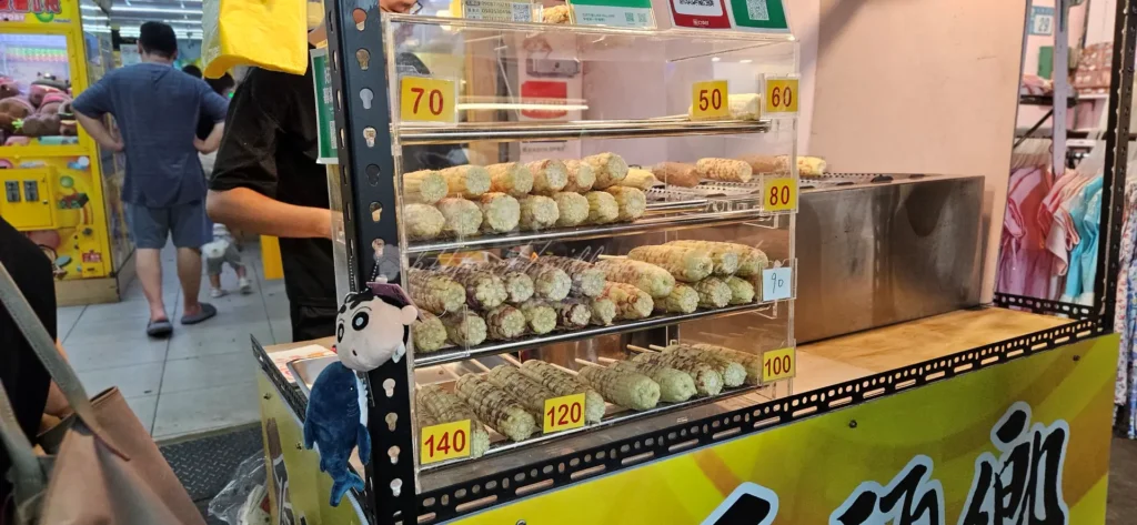 走進三和夜市，隨處可見平價小吃與隱藏版美食，像烤玉米、雞排、東山鴨頭更是夜市人氣美食，夜市必吃的炸物小吃香氣四溢，讓人看得眼花撩亂。