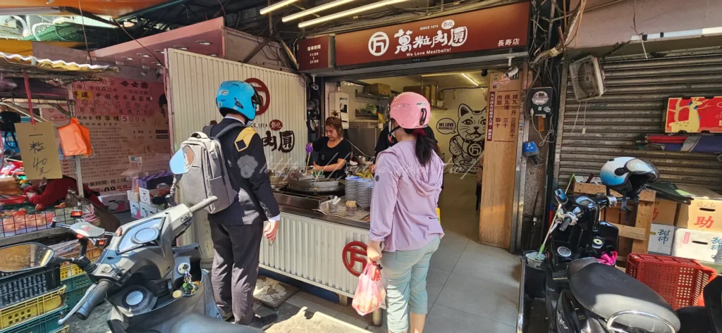 走進三和夜市，隨處可見平價小吃與隱藏版美食，像烤玉米、雞排、東山鴨頭更是夜市人氣美食，夜市必吃的炸物小吃香氣四溢，讓人看得眼花撩亂。