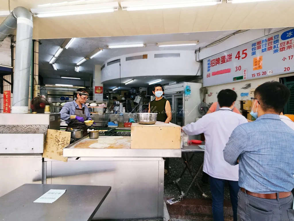 新北三重的上海蛋餅豆漿大王,以手工現桿蛋餅和濃郁豆漿聞名,是許多早餐控必訪的三重美食。