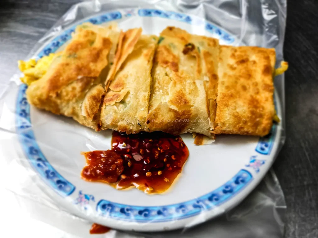 新北三重的上海蛋餅豆漿大王,以手工現桿蛋餅和濃郁豆漿聞名,是許多早餐控必訪的三重美食。