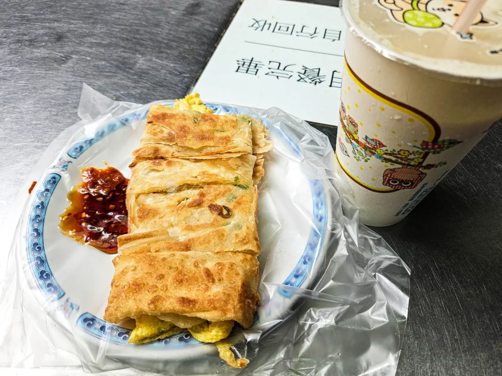 新北三重的上海蛋餅豆漿大王,以手工現桿蛋餅和濃郁豆漿聞名,是許多早餐控必訪的三重美食。
