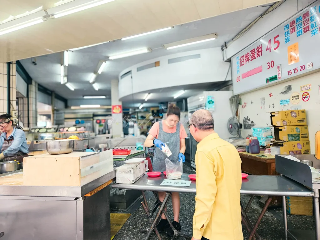 新北三重的上海蛋餅豆漿大王,以手工現桿蛋餅和濃郁豆漿聞名,是許多早餐控必訪的三重美食。