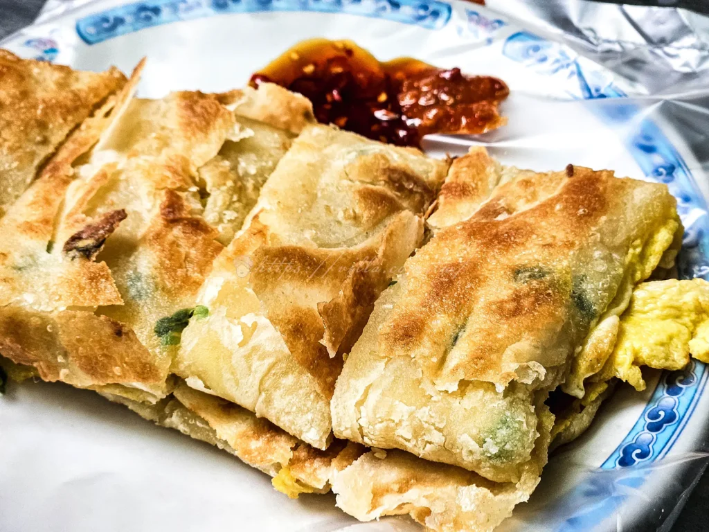 新北三重的上海蛋餅豆漿大王,以手工現桿蛋餅和濃郁豆漿聞名,是許多早餐控必訪的三重美食。