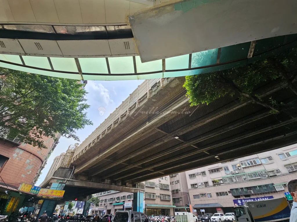 新北三重的上海蛋餅豆漿大王,以手工現桿蛋餅和濃郁豆漿聞名,是許多早餐控必訪的三重美食。