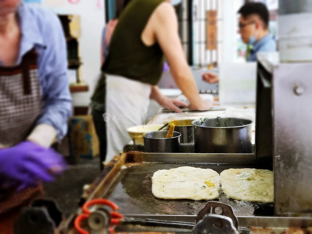 新北三重的上海蛋餅豆漿大王,以手工現桿蛋餅和濃郁豆漿聞名,是許多早餐控必訪的三重美食。