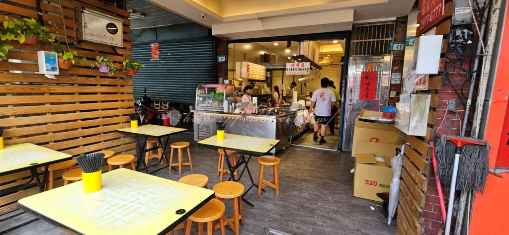 店老大魯肉飯(原為店小二)的起源，可追溯至三重在地小吃的演變歷程。作為三重滷肉飯界的新興勢力，店小二從小攤起步，憑藉獨特的南部風味滷汁與手工切丁的滷肉，迅速累積口碑，逐步擠身進傳統「五大天王」行列。