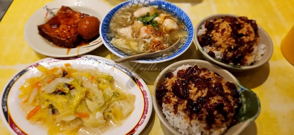 店老大魯肉飯（原本叫店小二）配上蝦仁焿，再加幾道小菜，整個套餐感十足。價錢也很佛心，難怪被列為三重必吃。