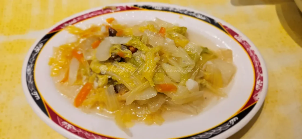 店老大魯肉飯，久滷後的滷白菜口感軟嫩。白菜本身釋出的天然甜味，與湯汁的鹹香完美融合，吃起來清爽又充滿鮮味。