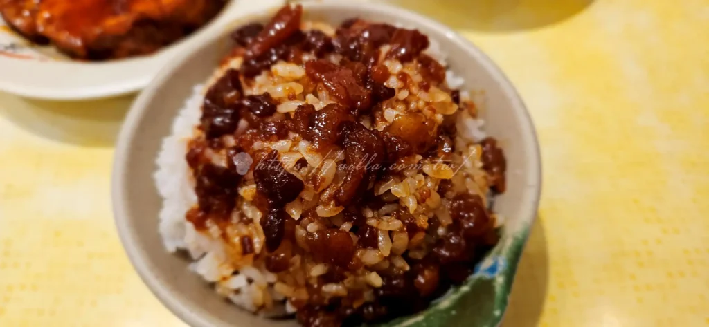 店裡的黑金滷肉飯，散發肥而不膩的香氣，滷汁濃郁卻不油膩，迅速在三重區打響名號