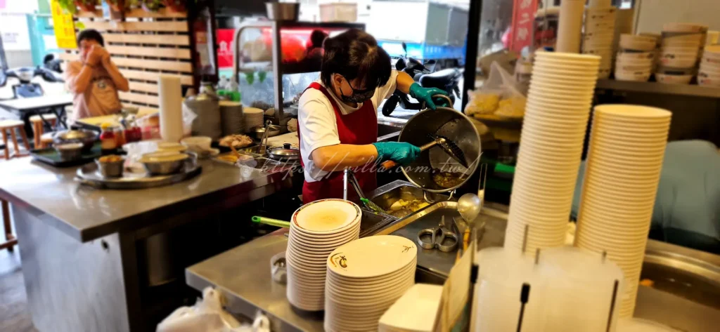 店裡的黑金滷肉飯，散發肥而不膩的香氣，滷汁濃郁卻不油膩，迅速在三重區打響名號