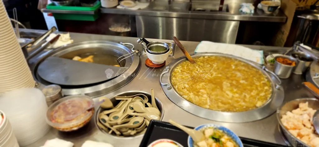 店小二蝦仁羹的湯頭帶有高麗菜和蛋花的清甜，搭配烏醋或蒜酥，適合搭配主食解膩。