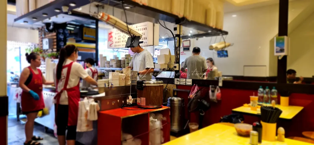 店老大魯肉飯(原為店小二)的起源，可追溯至三重在地小吃的演變歷程。作為三重滷肉飯界的新興勢力，店小二從小攤起步，憑藉獨特的南部風味滷汁與手工切丁的滷肉，迅速累積口碑，逐步擠身進傳統「五大天王」行列。