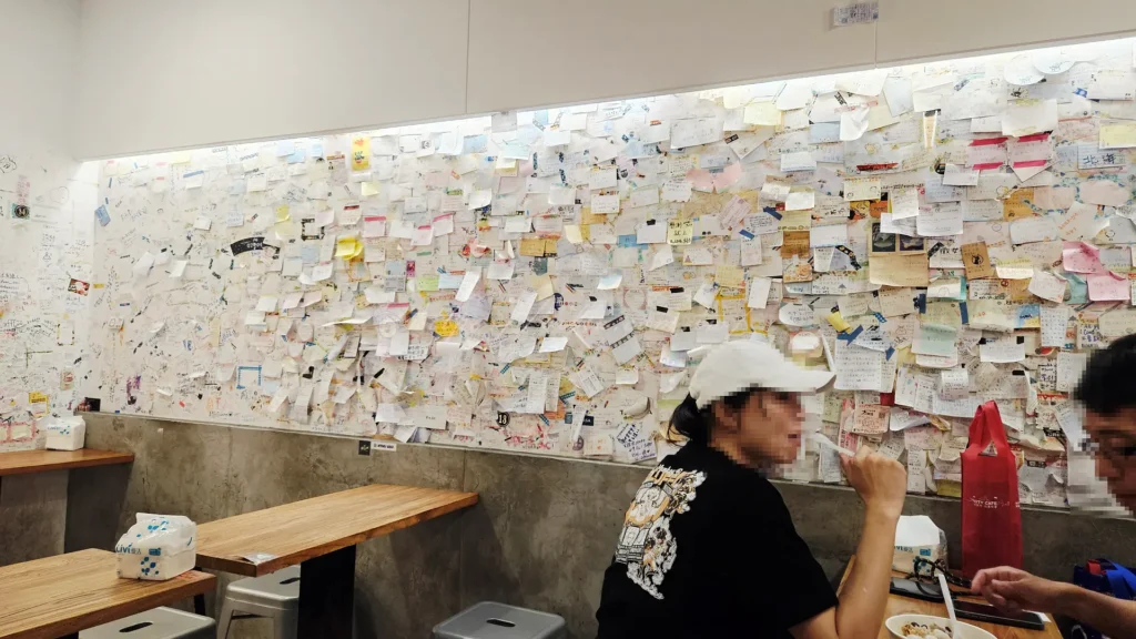 阿爸の芋圓這家店最近榮登2025年米其林必比登推介名單，成為米其林推薦小吃的熱門話題。它的招牌芋見泥蔗片冰，特別是那款加了花生冰淇淋的版本，濃郁的花生香一吃就上癮。