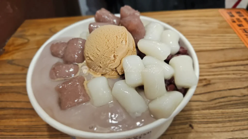 阿爸の芋圓這家店最近榮登2025年米其林必比登推介名單，成為米其林推薦小吃的熱門話題。它的招牌芋見泥蔗片冰，特別是那款加了花生冰淇淋的版本，濃郁的花生香一吃就上癮。