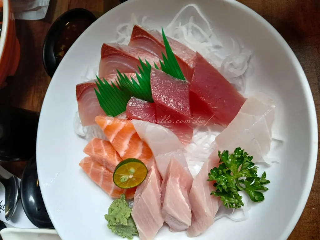 三多屋爸爸嘴的「現切綜合生魚片」份量實在、魚肉厚切,是店內最受歡迎的招牌之一。鮭魚油脂豐潤、入口滑嫩,海鱺帶有彈性與自然甜味,旗魚則清爽紮實,每一種都吃得到新鮮度。