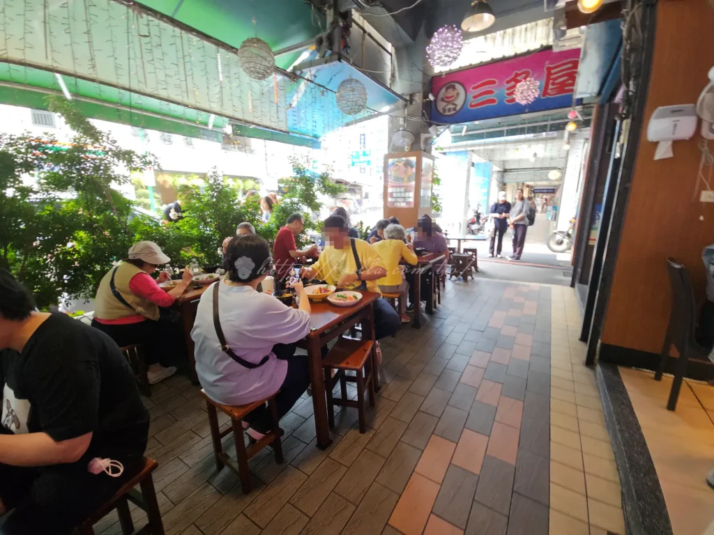 三多屋爸爸嘴店內多採開放式或半開放式的設計,雖稱不上華麗裝潢,但整體氛潔明亮,空氣中都是烤魚與高湯的香氣。