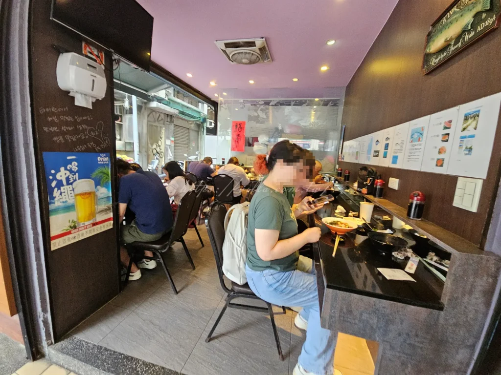 三多屋爸爸嘴店內多採開放式或半開放式的設計,雖稱不上華麗裝潢,但整體氛潔明亮,空氣中都是烤魚與高湯的香氣。