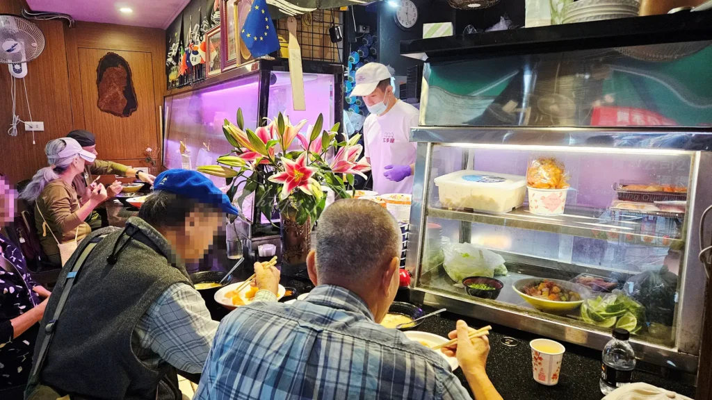 三多屋爸爸嘴位在太原路與華陰街口的三角窗店面,相當好找。大部分座位位於騎樓下,也有少部分吧台座。