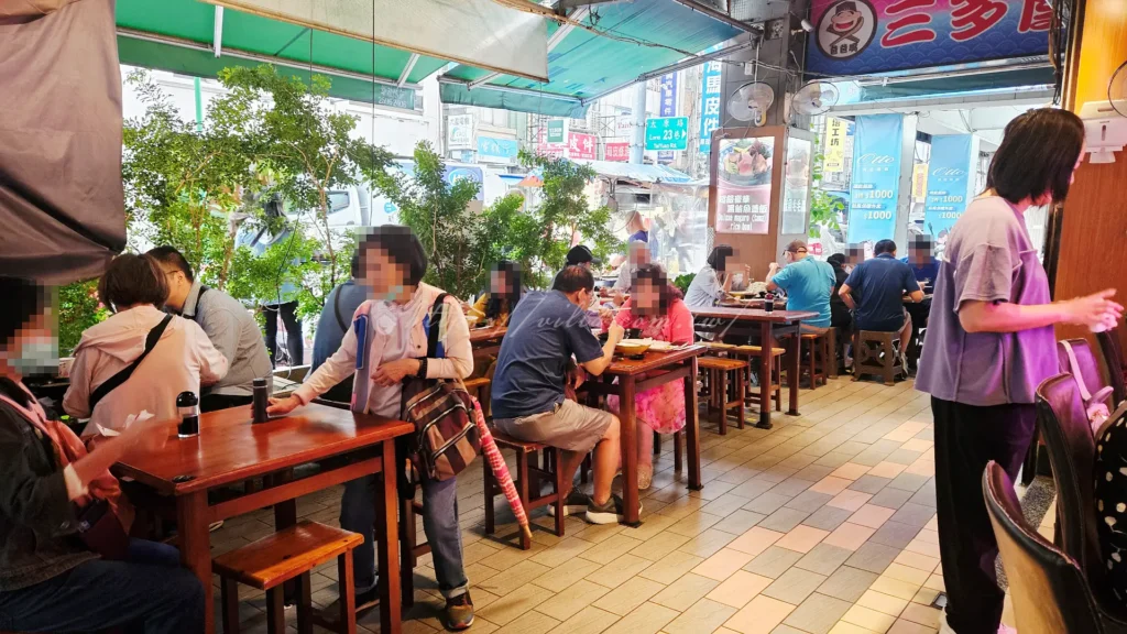 三多屋爸爸嘴店內多採開放式或半開放式的設計,雖稱不上華麗裝潢,但整體氛潔明亮,空氣中都是烤魚與高湯的香氣。