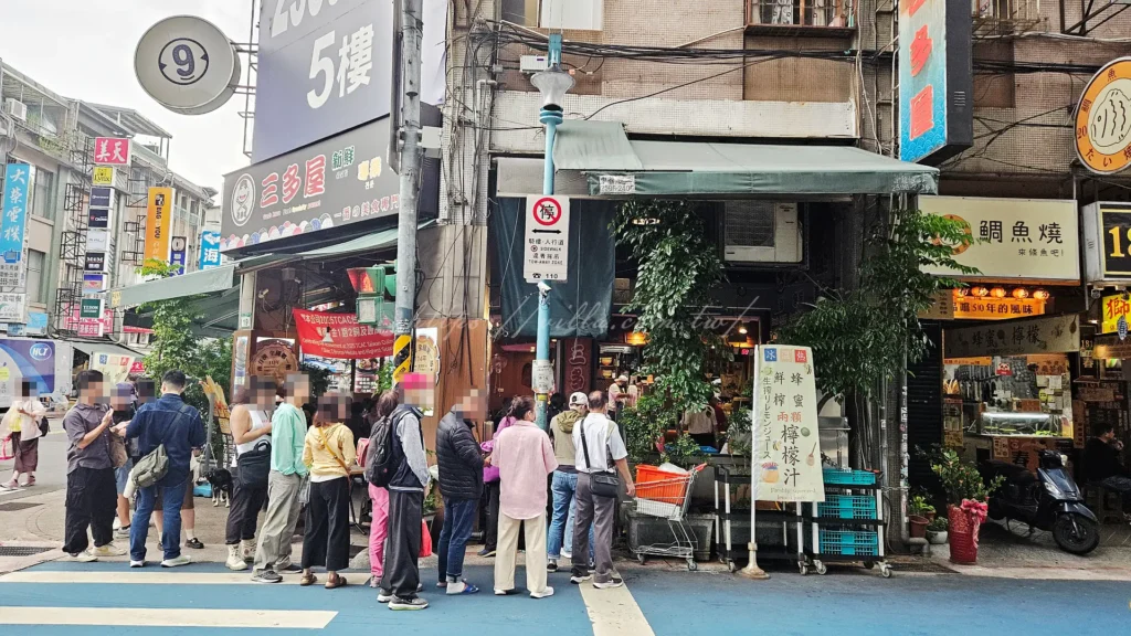 三多屋位於台北車站後站太原路,環境半開放式像路邊攤,沒有冷氣,用餐時可能稍顯擁擠,但價格親民,生魚片蓋飯約250元,份量實在,新鮮鮭魚片厚切有彈性,適合追求高CP值的日常用餐。