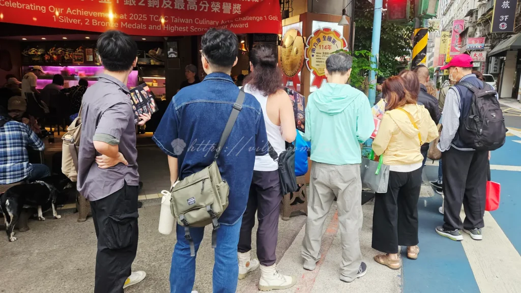 三多屋爸爸嘴的老闆原本在南方澳做海鮮批發,每天凌晨挑魚,品質控管非常嚴格。後來乾脆把批發級的漁獲直接端上餐桌,開了這間小店。從2013年左右開始營業,靠著厚切生魚片與高CP值套餐,默默累積了一票死忠顧客,現在幾乎每天中午、晚上都滿座。