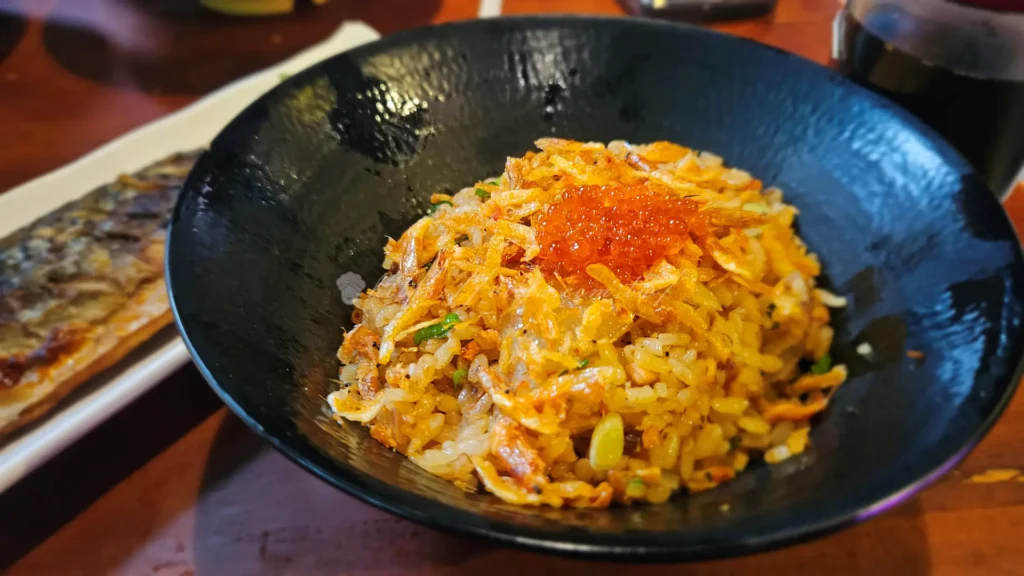 這份特餐是三多屋爸爸嘴的特色料理,內含櫻花蝦鮭魚炒飯+鹽烤鯖魚的組合。