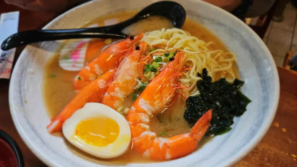 三多屋的白蝦拉麵也是有特色的一道麵食,湯頭以鮮甜蝦為基底,有明顯蝦殼香氣卻不厚重。中細麵條滑順Q彈且入味,白蝦新鮮彈牙,搭配海帶芽和糖心蛋,整體清爽、平衡又好入口。