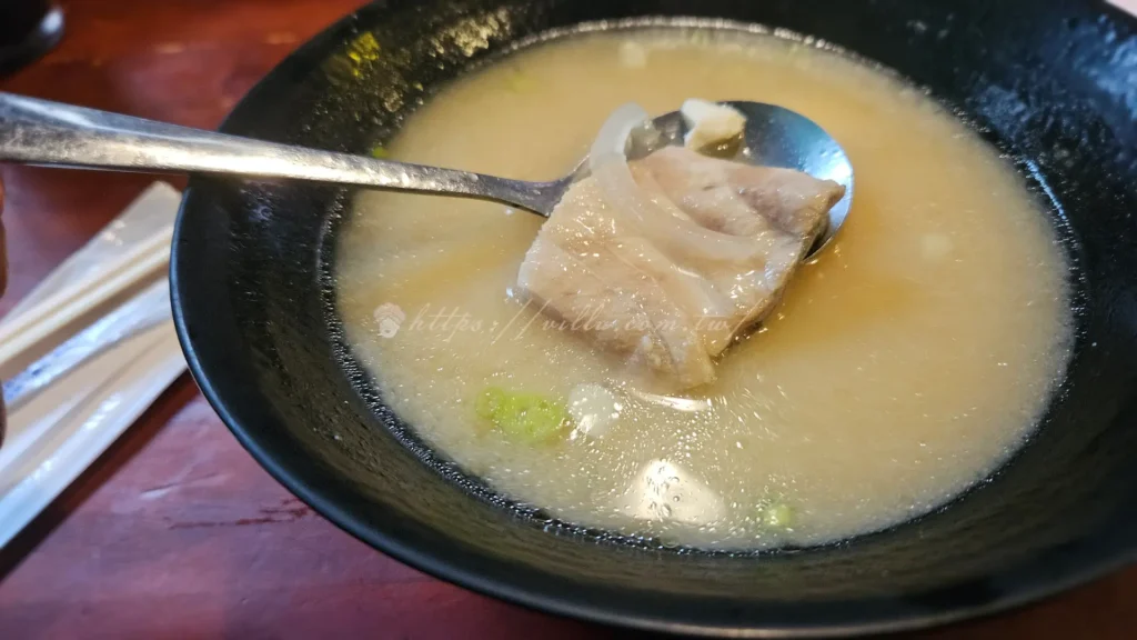 來三多屋爸爸嘴這裡用餐一定要說說這碗附贈的味噌湯,分量驚人,湯裡不只是豆腐、蔥花、 蘿蔔絲,還有鮮魚肉,味噌香氣柔和鹹度適中,魚肉有咬感