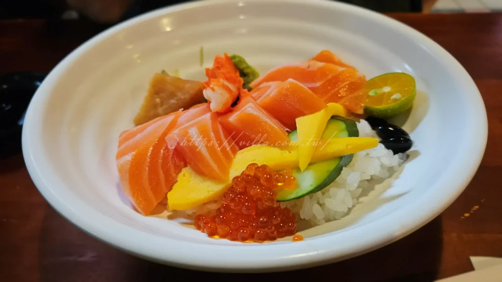 厚切的鮭魚生魚片吃起來超級過癮鮭魚片的鮮度很棒,沒什麼腥感,肉質乾淨、油脂分布明顯。搭配底下的醋飯,整體口感相當平衡。