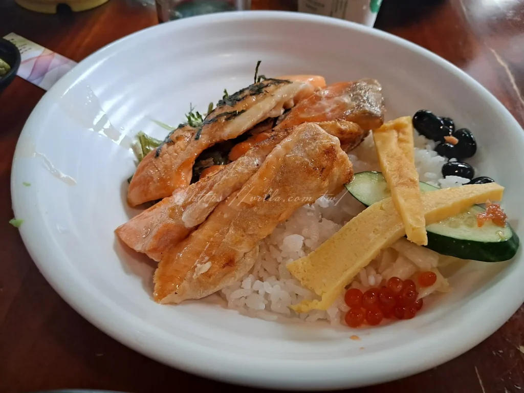 鹽烤過的鮭魚肉質紮實油脂明顯,烤過的鮭魚外皮微焦香脆,魚肉內部依然軟嫩多汁,鹹香的鹽味完美引出鮭魚本身的鮮甜。