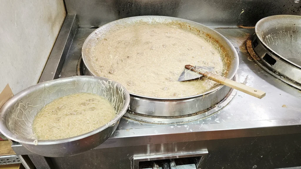 王罔麵線糊仍維持傳統做法：麵線由店內手工製作，湯頭以豬大骨、蝦米與魚乾熬煮數小時，不添加味精。店家表示，配方與烹煮方式自創始人王罔至今未變動，這也是吸引在地人推薦的早餐的原因之一。