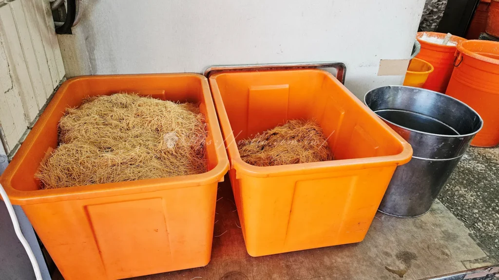 王罔麵線糊的麵線粗細混搭，細麵吸飽湯汁後口感滑順，粗麵保留嚼勁，整體黏稠度高，食用時無需過多咀嚼。