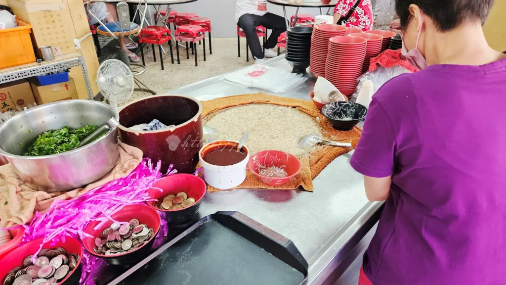 王罔麵線糊仍維持傳統做法：麵線由店內手工製作，湯頭以豬大骨、蝦米與魚乾熬煮數小時，不添加味精。店家表示，配方與烹煮方式自創始人王罔至今未變動，這也是吸引在地人推薦的早餐的原因之一。