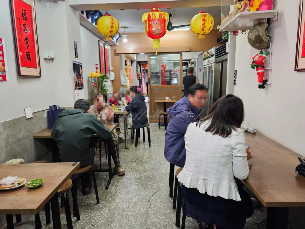 走進百年老店柴寮鯊魚煙,你會發現店內既有古早味的懷舊裝潢,也結合了乾淨整潔的用餐空間。不像以前在街邊嘗小吃那樣擁擠,現址提供座位讓客人可以舒適品嚐各種煙燻小菜與主食。