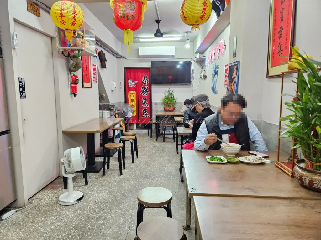 走進百年老店柴寮鯊魚煙,你會發現店內既有古早味的懷舊裝潢,也結合了乾淨整潔的用餐空間。不像以前在街邊嘗小吃那樣擁擠,現址提供座位讓客人可以舒適品嚐各種煙燻小菜與主食。