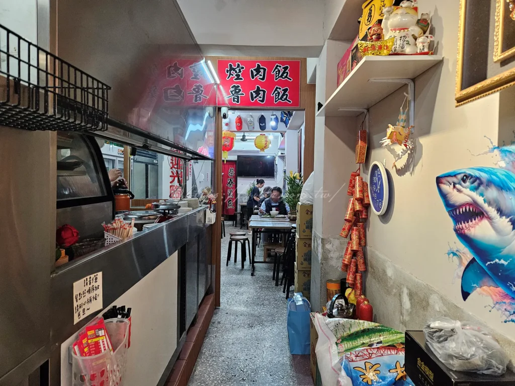 走進百年老店柴寮鯊魚煙,你會發現店內既有古早味的懷舊裝潢,也結合了乾淨整潔的用餐空間。不像以前在街邊嘗小吃那樣擁擠,現址提供座位讓客人可以舒適品嚐各種煙燻小菜與主食。