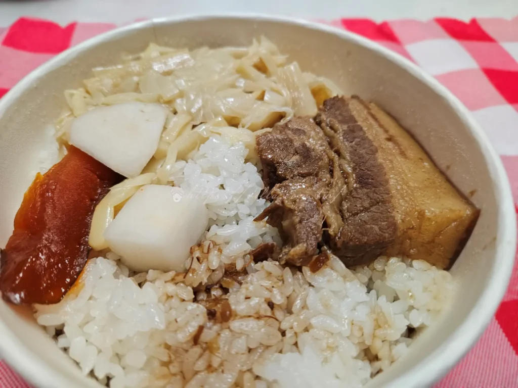 百年老店柴寮鯊魚煙控肉肥瘦適中,滷汁滲透到米飯裡,入口是甘醇滷香與濃郁肉香,配菜有筍絲、醃製白蘿蔔(酸甜口味+鹹口味各一種)。