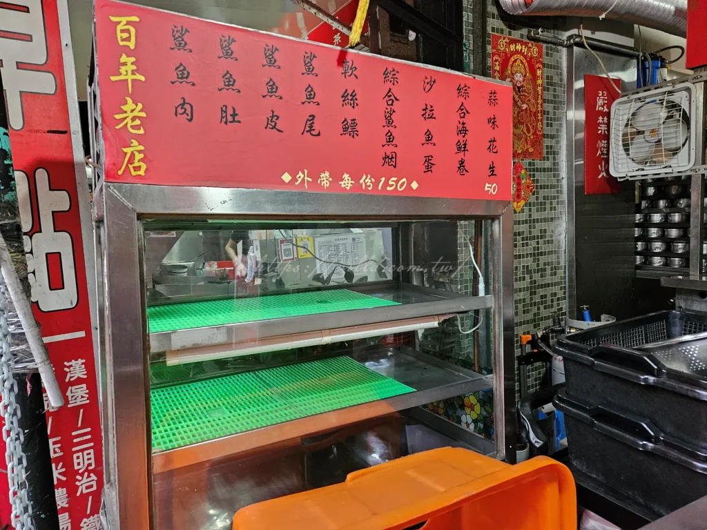 百年老店柴寮鯊魚煙起源於大稻埕、涼州街一帶的小攤位,是從早期街坊巷尾的隱藏版小吃,慢慢靠著手工煙燻與穩定的品質打響名號。