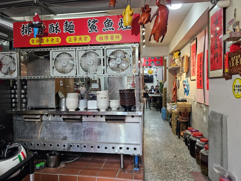 百年老店柴寮鯊魚煙是座落在台北大同區的百年老店,堅持傳統手法製作的煙燻鯊魚煙,經過四代傳承仍保留最純粹的古早味,還被許多媒體報導介紹過。