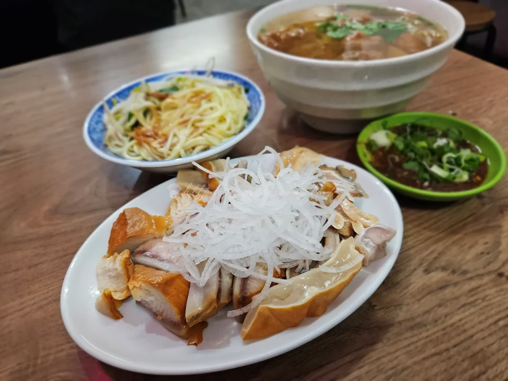 這是來「百年老店柴寮鯊魚煙」絕對不能錯過的招牌!什麼都想吃就點這盤綜合鯊魚煙,包含了鯊魚肉、鯊魚肚、鯊魚皮等多種部位。