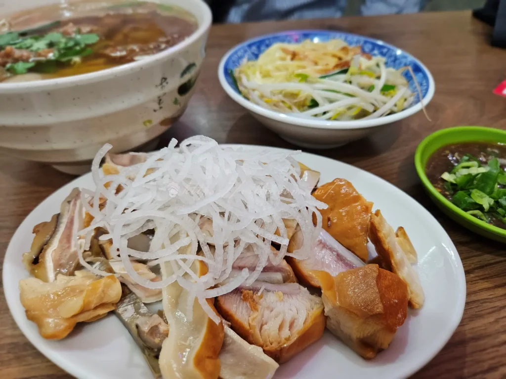 百年老店柴寮鯊魚煙是座落在台北大同區的百年老店,堅持傳統手法製作的煙燻鯊魚煙,經過四代傳承仍保留最純粹的古早味,還被許多媒體報導介紹過。