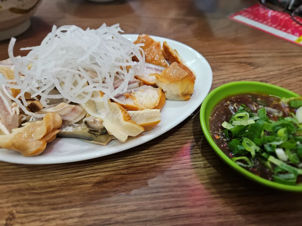 這是來「百年老店柴寮鯊魚煙」絕對不能錯過的招牌!什麼都想吃就點這盤綜合鯊魚煙,包含了鯊魚肉、鯊魚肚、鯊魚皮等多種部位。