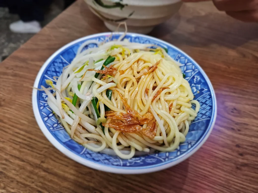 百年老店柴寮鯊魚煙簡單的乾麵加上香氣濃郁的油蔥醬汁,麵條吸附醬香後呈現古早風味的香氣。麵體口感富彈性,油蔥酥香氣與鹹甜醬汁交織,讓人吃不膩。