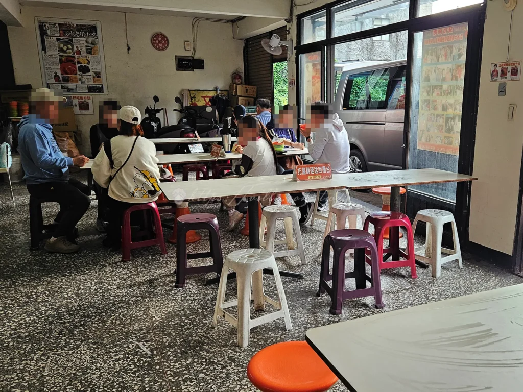 走進文化阿給會發現這裡完全沒有華麗的裝潢，也沒有冷氣，只有幾台電扇在轉，夏天來吃會滿頭大汗，店內擺設簡單、稍微雜亂，但也因此很有老店那種接地氣的氛圍。