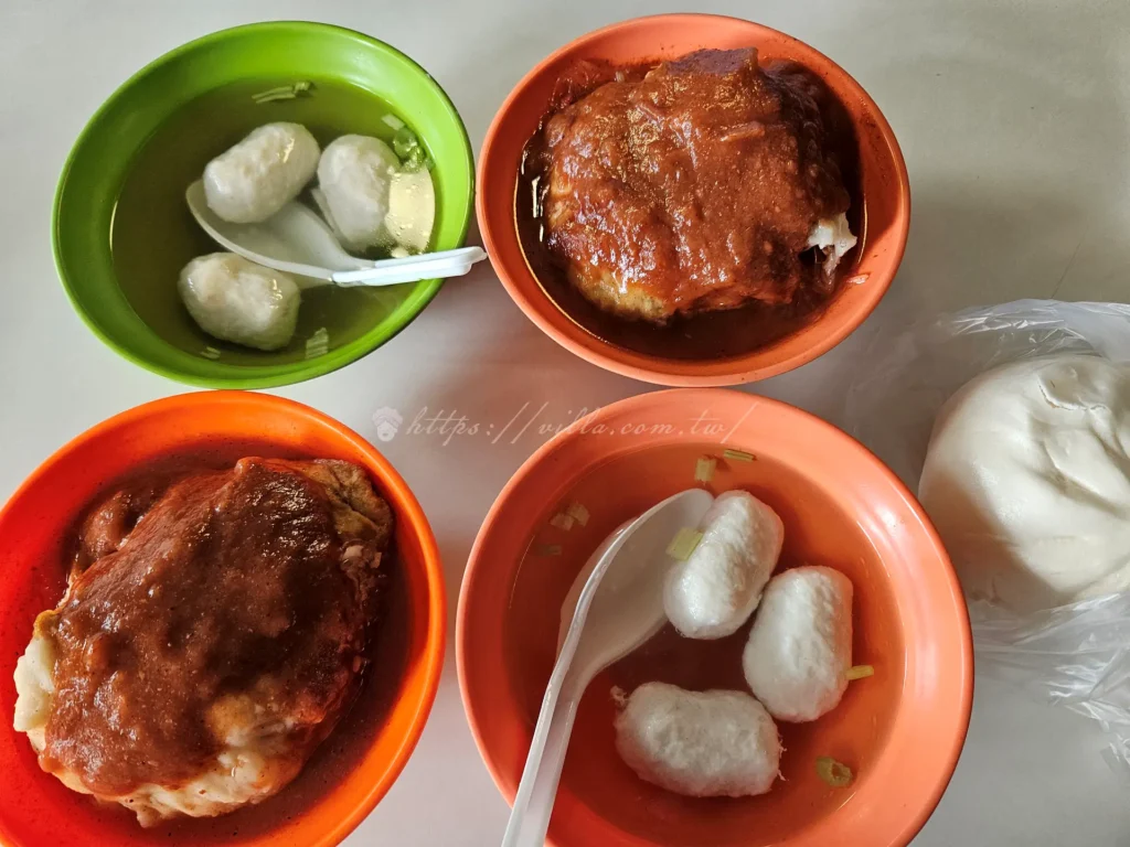 淡水文化阿給菜單超簡單，就阿給、魚丸湯和肉包三樣經典，價格銅板級，吃完一份周杰倫套餐會飽的那種。